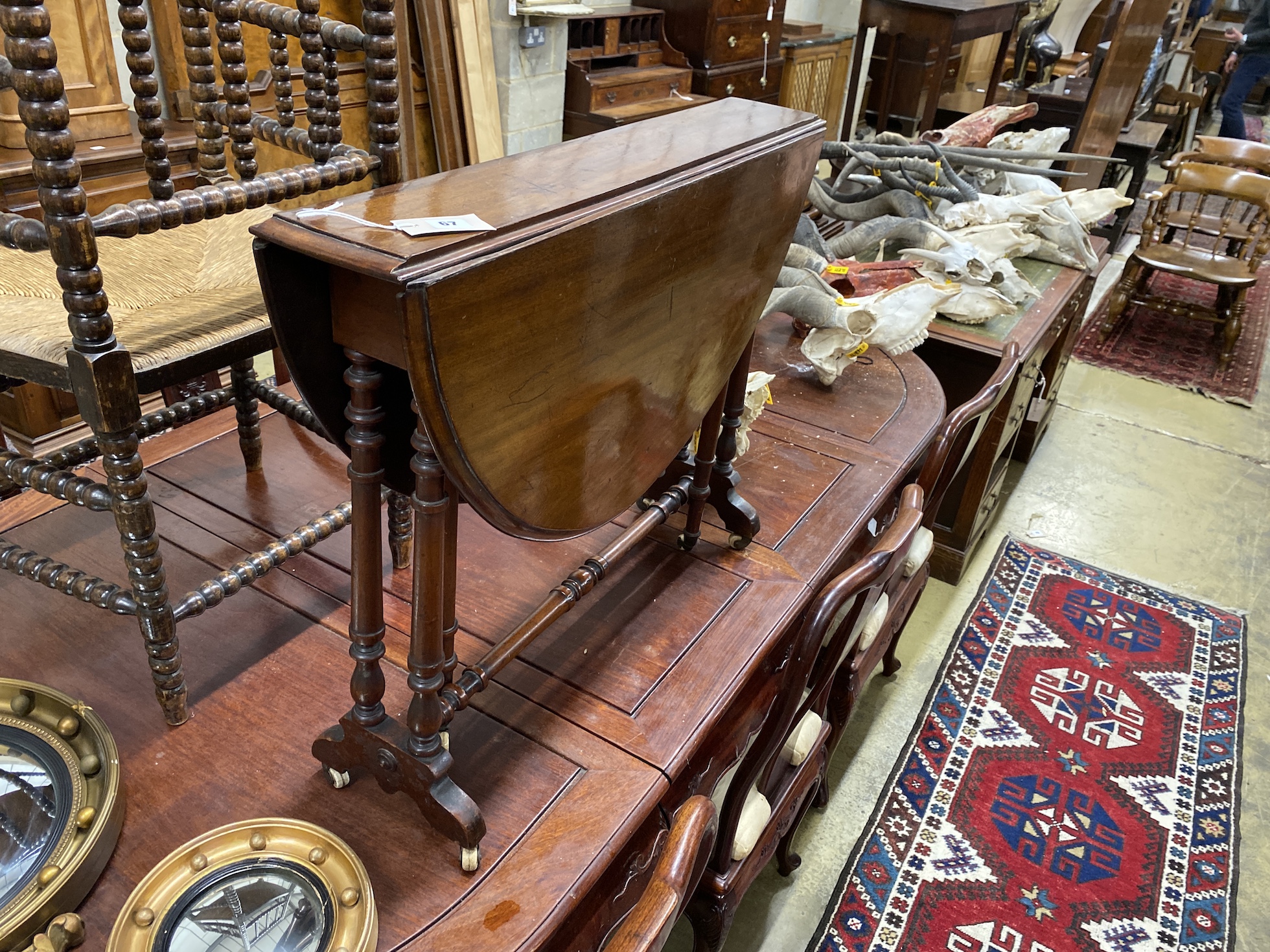 A Victorian mahogany Sutherland table, width 83cm, height 66cm
